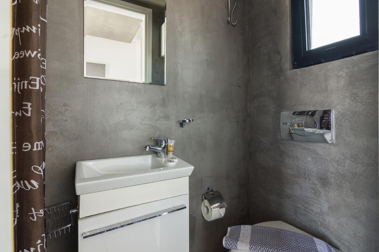 Apartment With Terrace In Pireu Exterior foto